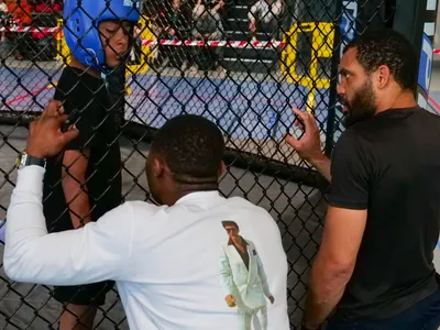 Corner PF Team MMA pendant un combat en cage