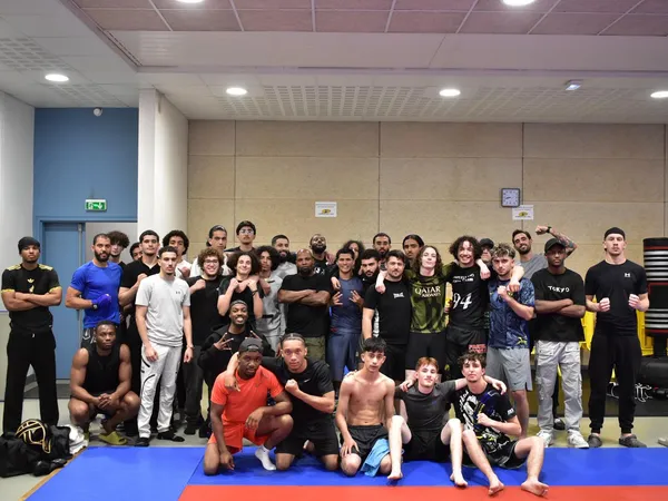 Groupe d'entraînement PF Team MMA sur tatami